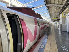 ホームに上がったら、500系ハローキティ新幹線が入線していました