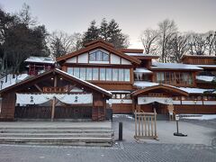 こちらは御座之湯です。まだ入った事はありません。

西の河原露天風呂には、以前行きましたが、3月でも積雪がありました。
湯畑には雪がなかったのですが、西の河原付近は凍っていた所もあって、足元がちょっと危なかった記憶があります。