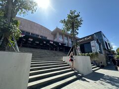 道路を渡った先にあるディスカバリーショッピングモールにやって来ました。
そごうなんかも入っていてこの辺りでは1番大きなショップモールかも知れないです。