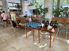 ちょうどこの時間ホテルに帰るとアフタヌーンティーのサービスが。
と言ってもよく見るスタンドに乗ったものではなく、スタッフの方に欲しいお菓子を取り分けてもらい頂くスタイル。
勿論ドリンク(コーヒー、紅茶)はセルフサービス。