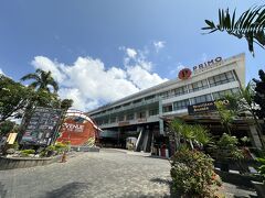 途中色々お土産物屋さんを覗きながらリッポーモールクタまでやって来ました。
こちらの方がスーパーも入ってるし見るところは多いはず。