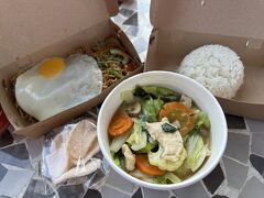 ちょっと遅いお昼ごはんはホテルの部屋のテラスで。
ミーゴレンと野菜と鶏肉を煮た物(メニュー名忘れました)。
どちらも美味し！
お店で食べるのも良いけど、こう言うスタイルも悪くないですね。