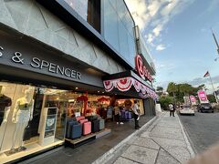 以前来た時はクタのビーチに出てワルンの用意した席で観たんだよな。
今回は目の前にあるショッピングモールに行ってみましょう。