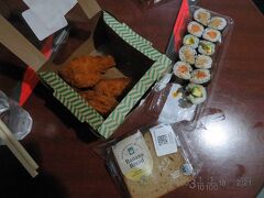疲れ果ててホテルへ戻り、夕飯を食べに行く元気もない。
周辺でどんなものが食べられるのか下調べもしてなかったし。
という訳で、ホテルの斜め向かいにあったウールワースで買ってきたお手軽夕飯。
結局、シドニーで大したものは食べずに終わってしまった。