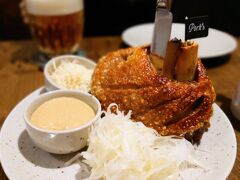 お料理がきました。これがこのお店の名物、一番人気の「Pork Knuckle」（3000円）。見渡すと、どのテーブルにもこれがのってます。

ナイフが突き立てられています。大きい…これは足のどの部分(@_@)？？マスタードとホースラデッシュとザワークラウトが添えられていました。