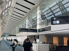 　乗り継ぎ手続きします。