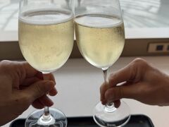 JAL羽田国際線ファーストクラスラウンジ
今日のお品書きはメバチマグロ天身、甘エビ、太巻き
なので甘エビと鮪をシャリコマで頂きました。
今日はFクラスなのでラウンジでは食べないでおこう。。。。
