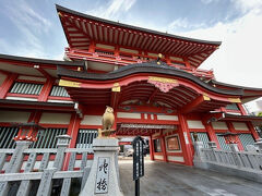 なにやら立派な神社があるぞ。
狛犬さんじゃなくて、金のミミヅクが鎮座しておる。
ちょっとお邪魔してみましょう。