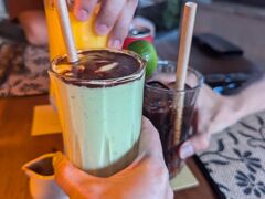 バリ最後の夕食。
ウブドでは毎回来てますが、最後はここって決めてました。

息子の体調も心配でしたが、行けるというので。

早い時間だったので、空いていました。

一見店員さん怖そうかな？と思いましたが、全然そんなことなくて、めっちゃ気さくなフレンドリーな方でした！

3人とも同じような注文がツボッたらしく、めっちゃウケてました。

