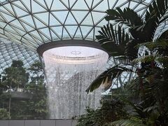 思ったよりシンガポール楽しめなかった。
それだけが心残り。

最後にシンガポール空港併設のジュエルへ行きました。
思った以上に滝がでかい。
