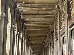 さてホテルに荷物を預けて
さあ！パリの街へ。
天気は曇りのち雨。気温18度寒
オペラ通りをセーヌ川に向い
パレ・ロワイヤルからスタート