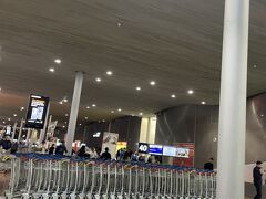 定刻通り6時パリに到着。
預けた荷物が出てくるのを
待ちます。
9月のパリの朝は
真っ暗です。