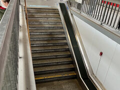 さて帰りはエスリンゲンへ寄るので、ウルムで乗り換えることにしましたが、ウルムからの列車は激混みでした(汗) 私たちは運よく空席があって座れましたが、シュトゥットガルトまで1時間はかかるので、楽に戻りたい場合は、行きと同じアーレン経由にした方が良さそうです。
写真はウルム中央駅、ドイツは列車内への自転車の持ち込みが盛んで、階段の脇にこんな感じで、チャリを乗せて滑らせて上り下り出来る帯が付いてました。列車内にも専用の、ベルトで固定出来る座席が整備されています。
また、列車を調べたりするのにDBのアプリはとても便利。ホームの番号まで表示してくれるので、駅でうろうろすることなしに、目的の列車に辿り着けます。ドイツを列車で旅するなら必須ですね。