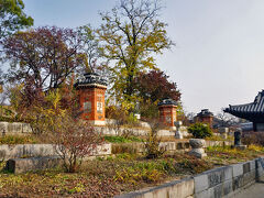 交泰殿の裏にある峨眉山。立っているのは暖房に使うオンドルの煙突だとか。
