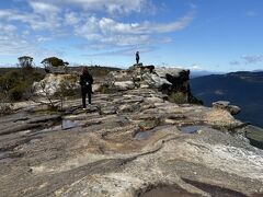 駐車場からほんの5分程歩くと
ブルーマウンテンズの雄大な絶景が見れるけど
ここでは断崖絶壁ギリギリに立つ写真を撮るのが有名なスポットみたい