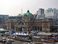 南大門市場からソウル路7017を通ってソウル駅へ。広域電鉄1号線で永登浦。ホテルに預けていた荷物をピックアップして、ソウルメトロ5号線の新吉駅へ。

金浦空港に向かうメトロの車内で、日本入国時に必要となる Visit Japan Web サービスへの登録を忘れていたことに気づく。ちょうど運悪くこの日から、以前に登録していた My SOS アプリの運用が終了して、Visit Japan Web サービスに一本化。
