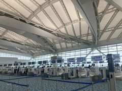 出発は夜の便だけど、二人して朝から羽田入り。Marielさんが、先にラウンジについてると言うので、パスポート握りしめて勇んで京急降りたら、T3だった。やっちまった。習慣って怖い。無料シャトルバスでＴ２へ。午前11時前に到着。お昼ごろはほとんどフライトがないのでがらっがら。