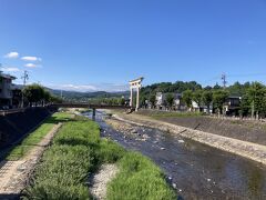 相変わらずうだるような暑さの中、とりあえず街に出る

宮川にかかる弥生橋から鳥居を望む
あの先に櫻山八幡宮がある