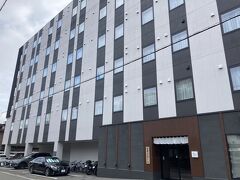 ダムをはしこし、高山に到着

外国人の方が多い

ロビーには漫画もあり、部屋に持っていくこともできる
同じくロビーには酷暑対策として、日焼け止めや冷却スプレーが置いてあるオモテナシが素晴らしいのだが、さすがに利用者が多くカラになっていた

コーヒーだけでないフリードリンクがあるのがうれしい
