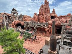 食後は、すぐ近くにあるビッグサンダーマウンテンへ。
食後すぐなので、胃袋が揺られますが、お構いなし。