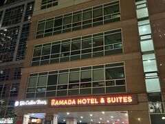 この旅行記は、『のんびりソウルひとり旅（２）京東市場でキョロキョロ＆個室あかすりスパでツルツル♪』からの続きです。
https://4travel.jp/travelogue/11934056

＜２日目の夜＞
昼間に荷物を預けたまま出かけていて、チェックインがすっかり遅くなってしまいました。フロントの男性は昼と夜で３名見たけど、皆日本語が話せました。