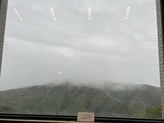 　朝食レストラン会場から、向こう側の山の景色が、4日目にして初めてうっすら見えました。少しずつ雨は上がっていくようです。