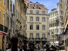 今回の宿は TURIM テレイロ ド パソ ホテル（TURIM Terreiro do Paço Hotel）にした。コメルシオ広場などに近いし、メトロやバスの便も良い良いようだというのが選択の理由。お得感があるわけではないが、モダンで清潔そうな感じだった。不満は特になし。