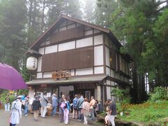 先に名前を書いて受け付け済ですが11：51に記入して３時間待ちのようです。
（14時前には受付を閉め切ってました。一番乗りは5時前に書いてるそうです。）
待ちましたとも。ずっと食べたかった店だもん！
待つ間は寒かったので毛布を貸して下さったので、ぐるぐる巻きで待ちました。
持ってったカイロは古すぎて湿気て役に立たなかった・・・
東京は暑かったので、薄着だし・・・