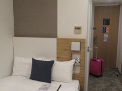 セルフチェックイン機にSNSで送られてきたQRコードをかざして、でも後ろでフロントスタッフが指示を出すので、その通りにタッチパネル操作し、無事にできました。
キャリーケースを引き取り、セルフのアメニティを選び、諸々の説明を受けて８階の部屋へ。
珈琲、紅茶３種、日本茶に入浴剤にヘアトリートメントなどなど色々とあって、スキンケアも揃ってて、家から何も持参しなくても大丈夫でしたよ！
感動のフルコース！
エレベーター前の各フロアにパジャマが置いてありました。
パンツのゴムがキツイ！
