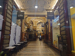 ブロックアーケードを通りかかった
閉まっていたけれど灯かりがついていたので見学

買い物を少しして21時頃帰宅
シャワーをあびてあっという間に寝た
