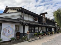 酒蔵「岡崎酒造」
寛文５(1665)年創業の老舗です。
代表銘柄の一つ「信州亀齢」が、平成2(1990)年の関東信越国税局酒類鑑評会の吟醸部門にて最優秀賞を受賞。更に平成29酒造年度には全国新酒鑑評会で金賞を受賞するなど信州の新しい酒米「山恵錦」の登場によって上田産の山恵錦を使用したブランドや、稲倉の棚田の米で醸したブランドなど、地元産の素材を活かした地酒が大きな話題になっています