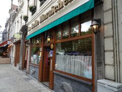 ホテルで少し休憩したら、ディナーへ出かけます。

「ラ ベル マルシェール」です。
ＨＰから事前予約していました。

宿泊しているホテルから徒歩２分ほどの所にありました。
ちょうど、「聖カトリーヌ教会」前です。