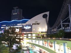 夜のラクーアゾーン

夜の天井の下、ここだけがキラキラしている
丸く開いた壁の間をサンダードルフィンが跳ねてやってくる