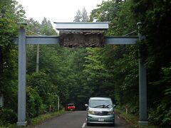 “霊場恐山”と書かれた門。
敏感な人はこの門を過ぎたあたりから気分が悪くなったり、身体に異変が起きるらしいけど2人とも全然平気だった。