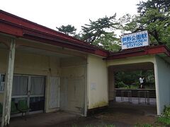 青森は曇っていたのに五所川原は降ったり止んだりの天気で、レトロな駅舎が人気の“芦野公園駅”に到着した頃にはシトシト強めの雨が降っていた。