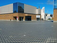 “弘前市立観光館”地下にあるコインパーキングに車を停めて、ここからは徒歩で観光する。