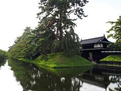 “弘前公園“には、弘前藩主だった津軽家の代々の居城や弘前城の敷地に広がっていて、桜の名所としても有名。
外壕沿いに歩いていくと…