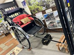 大多喜駅の向かい側に観光協会があって、そこに人力車が飾ってありました。