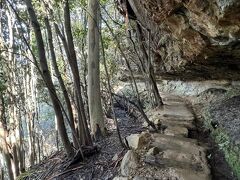 岩盤の中を歩く感じ