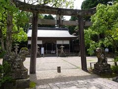 石の鳥居をくぐって境内へ