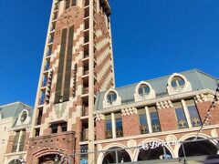 9:31　ピッツァ・スクエアにはトルコのツアー客が来ていた。
ここは観光客にも人気のイタリア風オープンスペース。