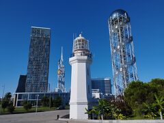 右手に建つのがアルファベットタワー。
左奥の尖がりがバトゥミタワー。