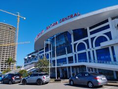 バトゥミ中央駅に立ち寄る。発車本数が少ないので客はほとんどいなくて廃墟のような佇まい。　