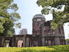 原爆ドームです。
広島に来たからには絶対に外せない世界遺産ですよね。
30年近く前に来て以来、かれこれ今回で5回目くらいかしら。
私はその全てで真っ青な空のもとでの原爆ドームしか見たことがなく、だから、余計に当時の悲劇に涙が溢れそうになるというか。