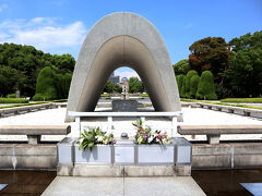平和記念公園の真ん中に、原爆死没者慰霊碑が。
石室には国内外を問わず、被爆して亡くなられた方々の名前を記した死没者名簿が収められていて、その人数は30万人を超えるんだそう。
「安らかに眠って下さい　過ちは繰り返しませぬから」
