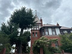 坂道！下りの方が怖いー！
転げ落ちないよう慎重に、かつ足早に。

異人館のシンボル的存在「風見鶏の館」へ。
こちらは耐震改装工事中で入館出来ません。
NHKのドラマの舞台になってましたね。