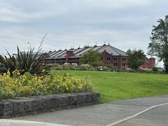 右方向に赤レンガ倉庫を見ながら進みます。