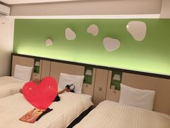 前泊の三井ガーデンホテルへ戻りました。
こちらがだーいぶいまいちでした。
一番はお部屋のお風呂の不潔さ。
浴槽の黄ばみや赤カビが酷い。
またパジャマは3着用意されていたものの、全て大人用(^^;;
どこかに高級ホテルと書いてあったのですが…？
我が家はもう利用することはないですね。。