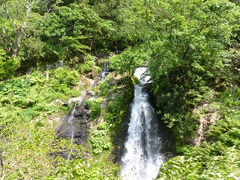 銀山温泉の「瀧見館」で日帰り温泉を楽しんでから
銀山温泉の名前の元となった銀山抗跡に向かいました。

「滝見館」のお風呂から音だけ聞こえていた白銀の滝