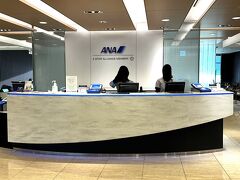 東京・羽田空港第2ターミナル 3F『ANA LOUNGE（本館北）』

60番ゲート付近にある『ANAラウンジ（本館北）』の
レセプションの写真。

カウンター上にあるカードリーダーに搭乗券をタッチします。

ANA便をご利用で以下のチケット又はカードをお持ちのお客様に
ご利用いただけます。

＜営業時間＞
5:15～最終便出発まで

＜ご利用対象のお客さま＞
1. ANAダイヤモンドサービスメンバー
2. ANAプラチナサービスメンバー
3. ANAブロンズサービスメンバー
4. ANAスーパーフライヤーズカード（SFC）会員
5. ANAミリオンマイラープログラム「Lounge Access Card」を
　 お持ちのお客様
6. 国内線「プレミアムクラス」をご利用のお客様
7. ANAカードプレミアムをお持ちのお客様
8. スターアライアンスゴールドメンバー

https://www.ana.co.jp/ja/jp/guide/lounge/domestic/hnd-hnd/